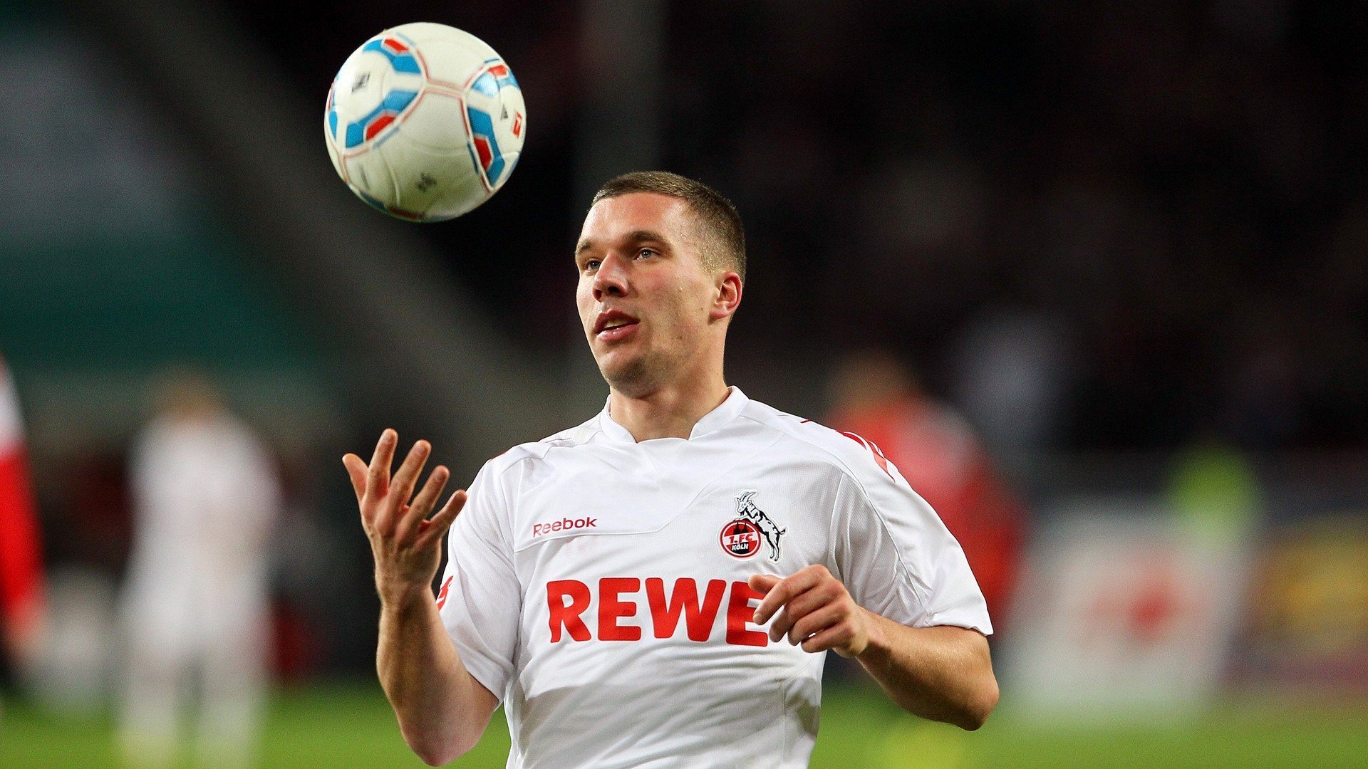 意大利骑手多米安·米歇尔斯在2024年巴黎奥运会盛装舞步比赛中获得第六名,展现坚韧精神。